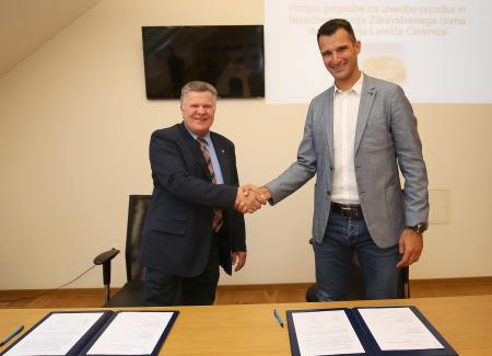 PODPIS POGODBE ZA PRIZIDEK IN FASADNI OVOJ ZD CERKNICA 13 FOTO LJUBO VUKELIČ